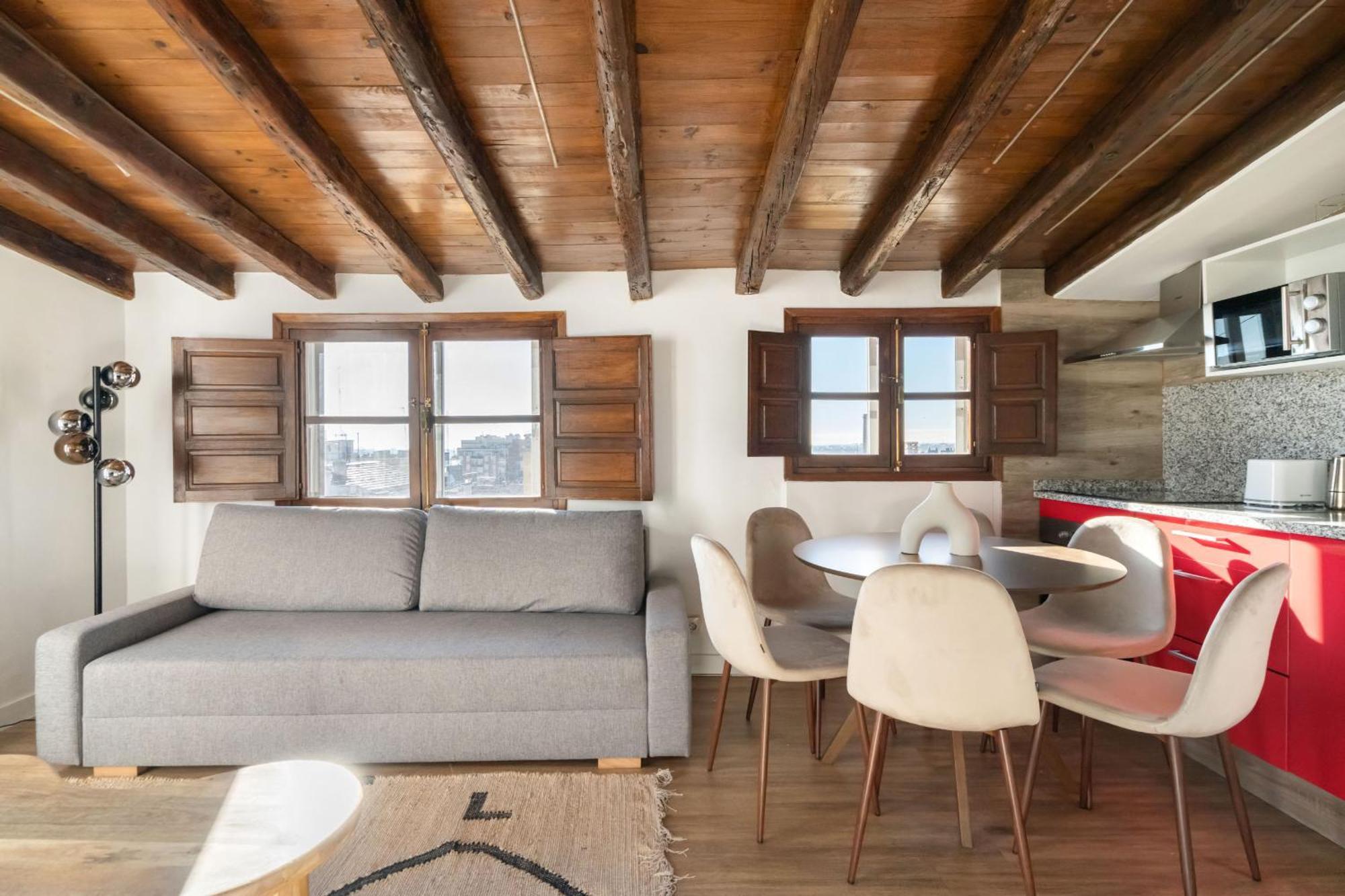 Atico Con Terraza En Lavapies Alquiler Temporal Apartment Madrid Exterior foto