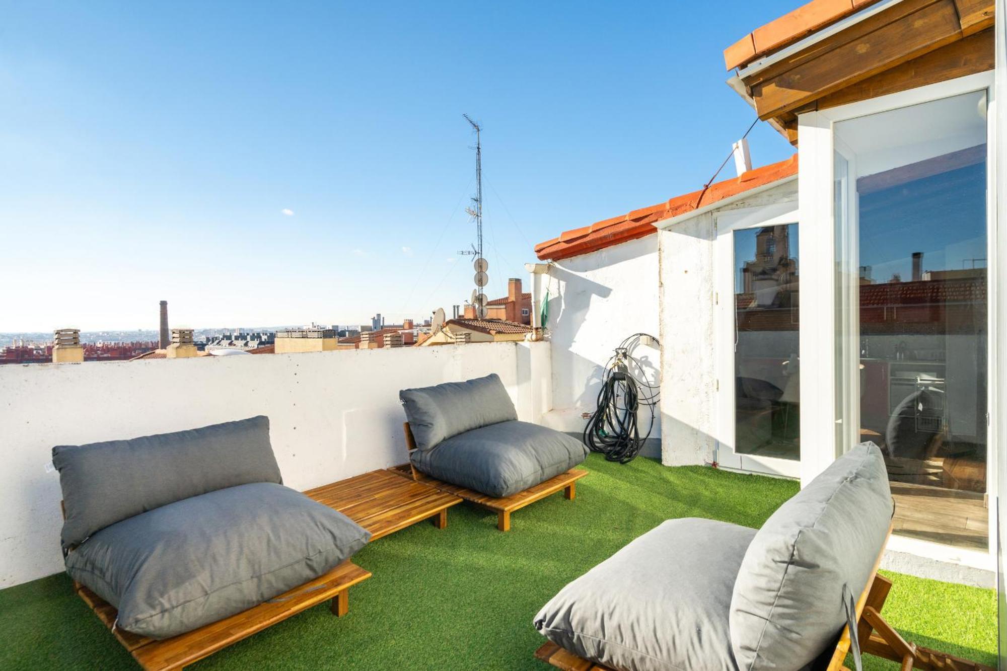 Atico Con Terraza En Lavapies Alquiler Temporal Apartment Madrid Exterior foto