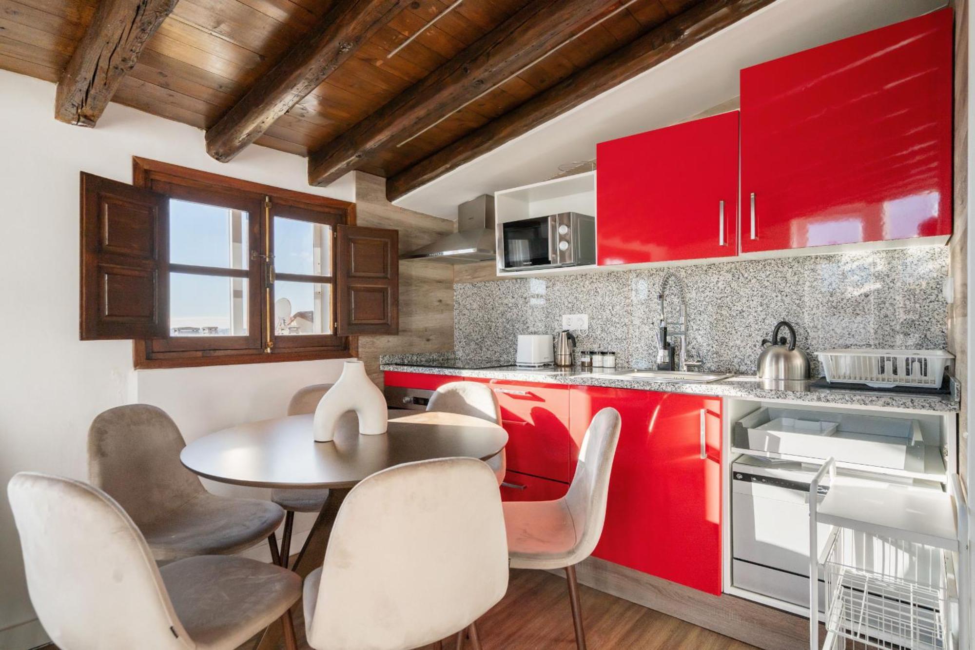 Atico Con Terraza En Lavapies Alquiler Temporal Apartment Madrid Exterior foto