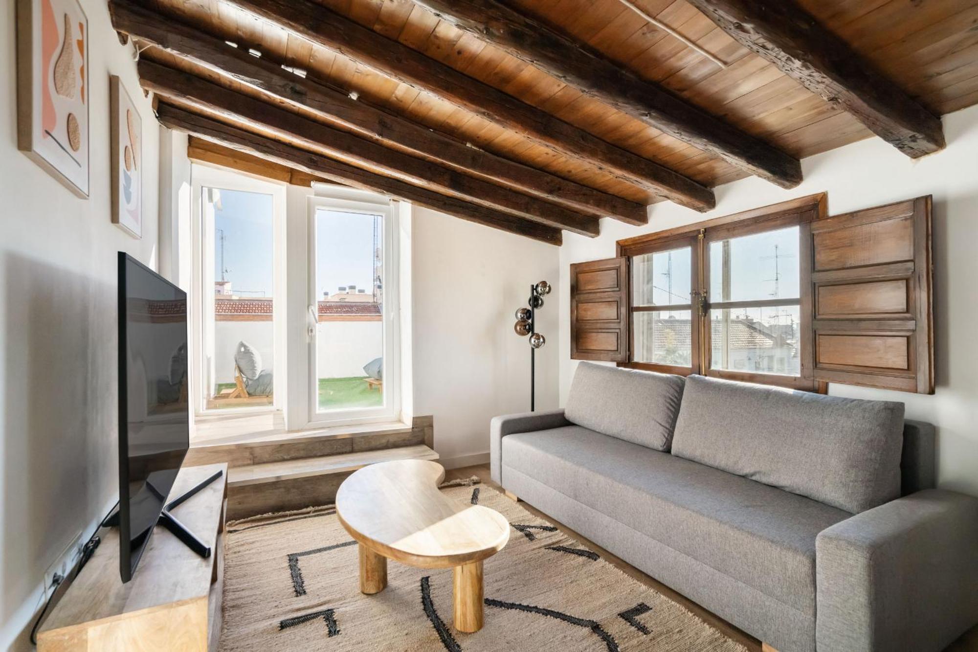 Atico Con Terraza En Lavapies Alquiler Temporal Apartment Madrid Exterior foto
