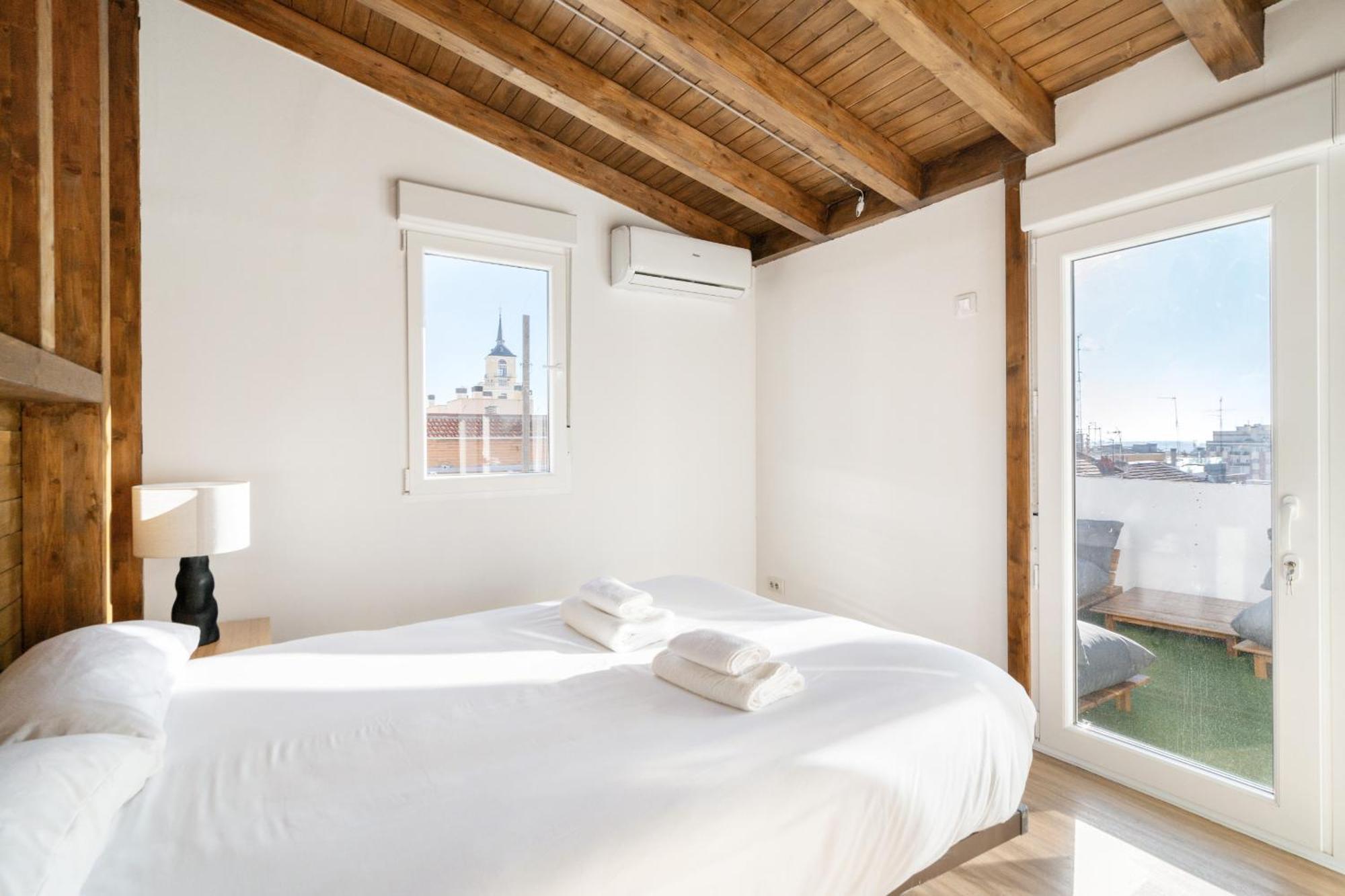 Atico Con Terraza En Lavapies Alquiler Temporal Apartment Madrid Exterior foto