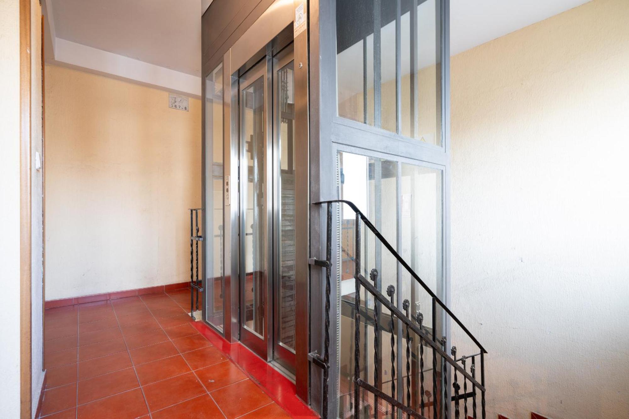 Atico Con Terraza En Lavapies Alquiler Temporal Apartment Madrid Exterior foto