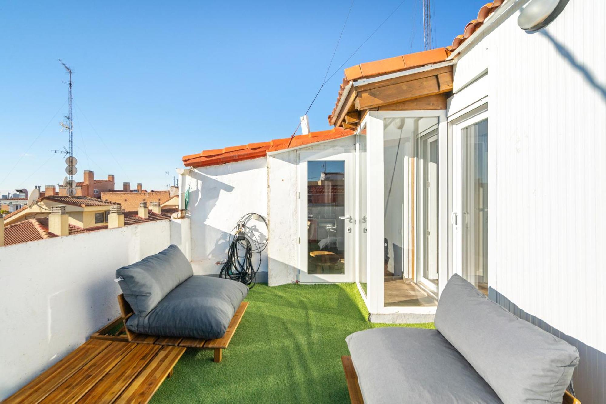 Atico Con Terraza En Lavapies Alquiler Temporal Apartment Madrid Exterior foto