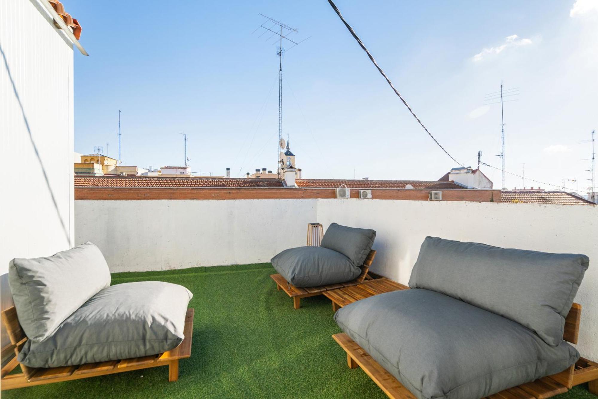 Atico Con Terraza En Lavapies Alquiler Temporal Apartment Madrid Exterior foto