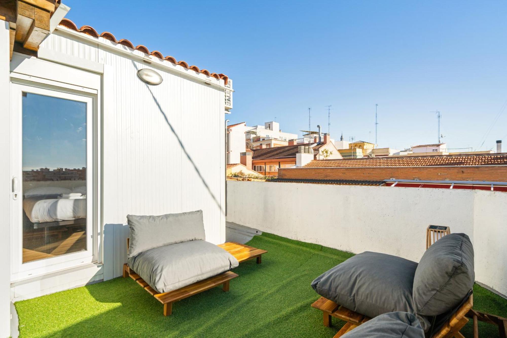 Atico Con Terraza En Lavapies Alquiler Temporal Apartment Madrid Exterior foto