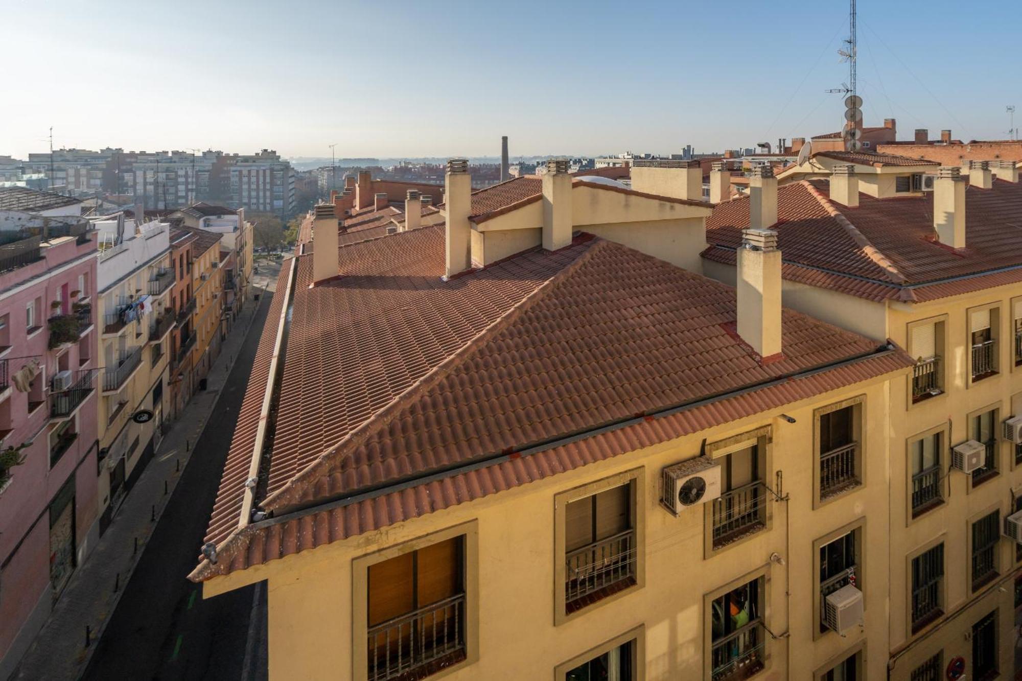 Atico Con Terraza En Lavapies Alquiler Temporal Apartment Madrid Exterior foto